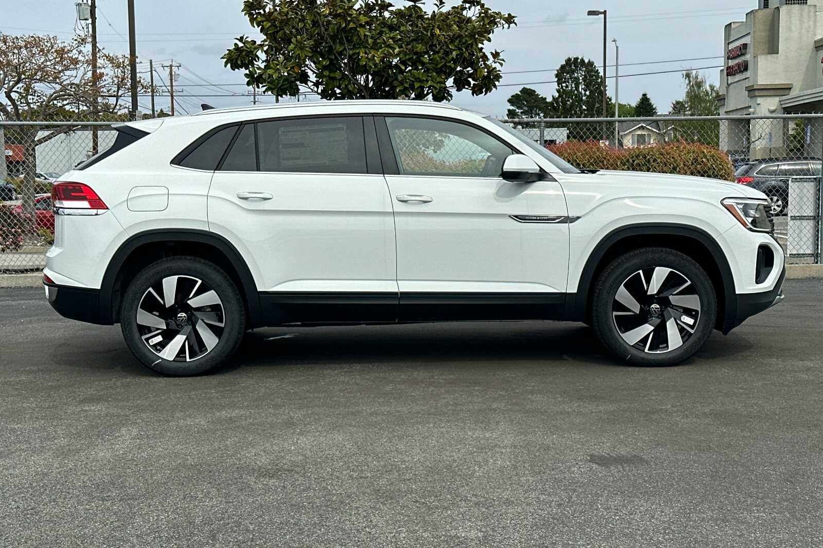 New 2024 Volkswagen Atlas Cross Sport 2.0T SE w/Technology 4D