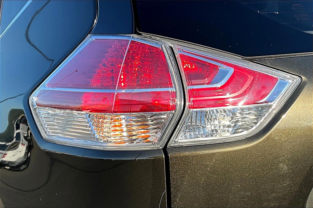 2016 Nissan Rogue SV photo 28