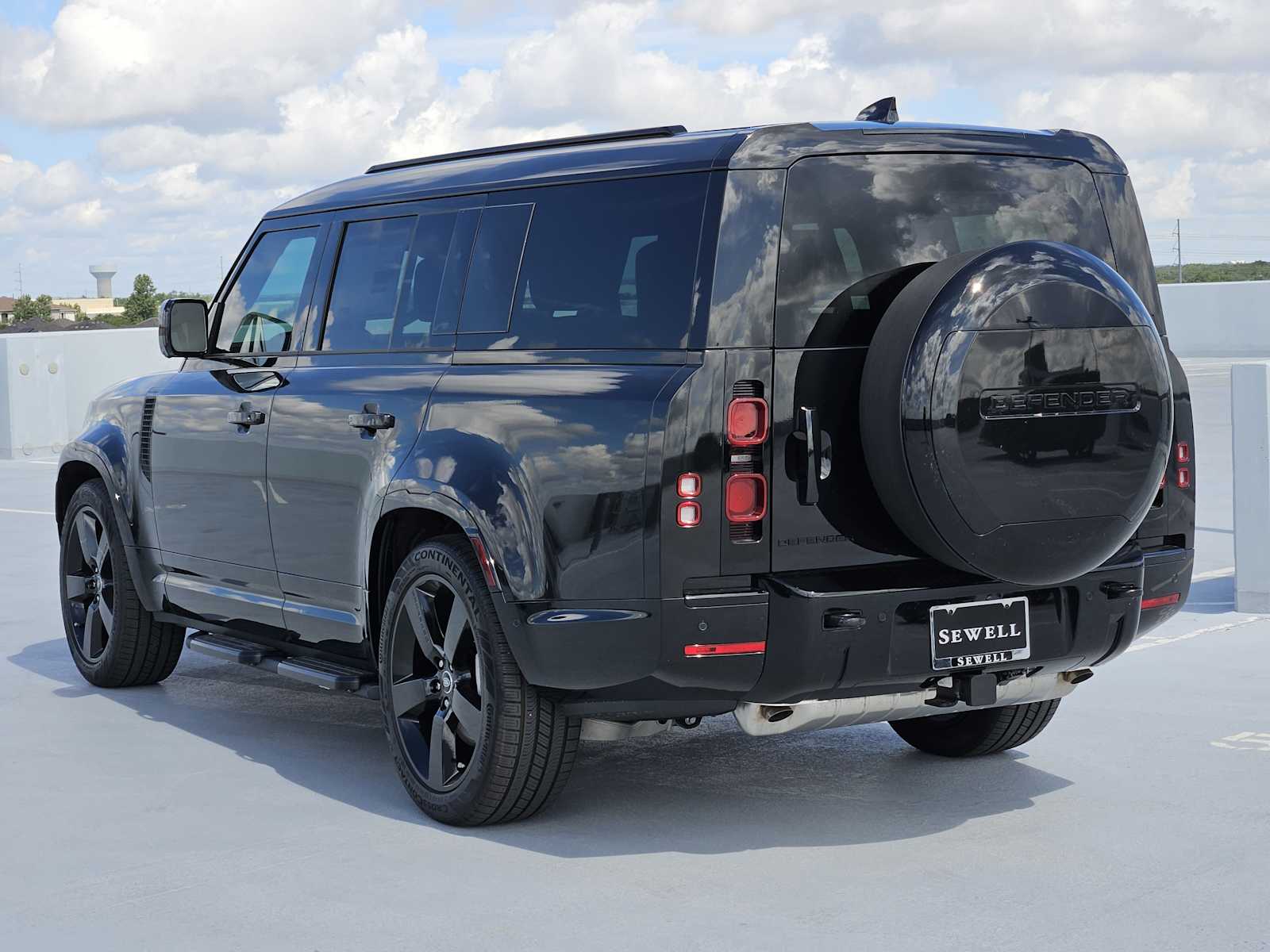 2025 Land Rover Defender 130 X-Dynamic SE photo 5