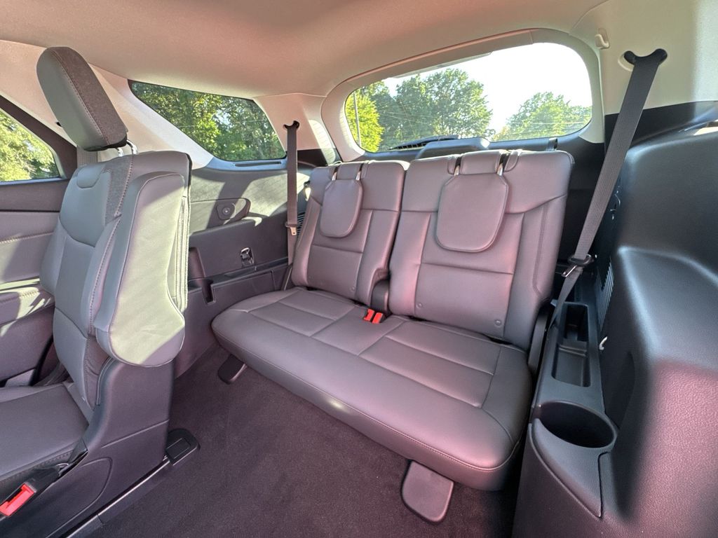 2025 Ford Explorer photo 24