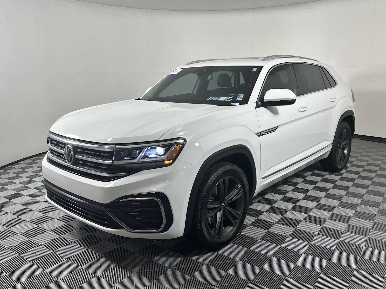 2022 Volkswagen Atlas Cross Sport SEL R-Line photo 3