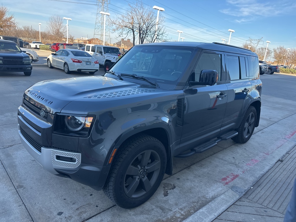 2025 Land Rover Defender S's photo