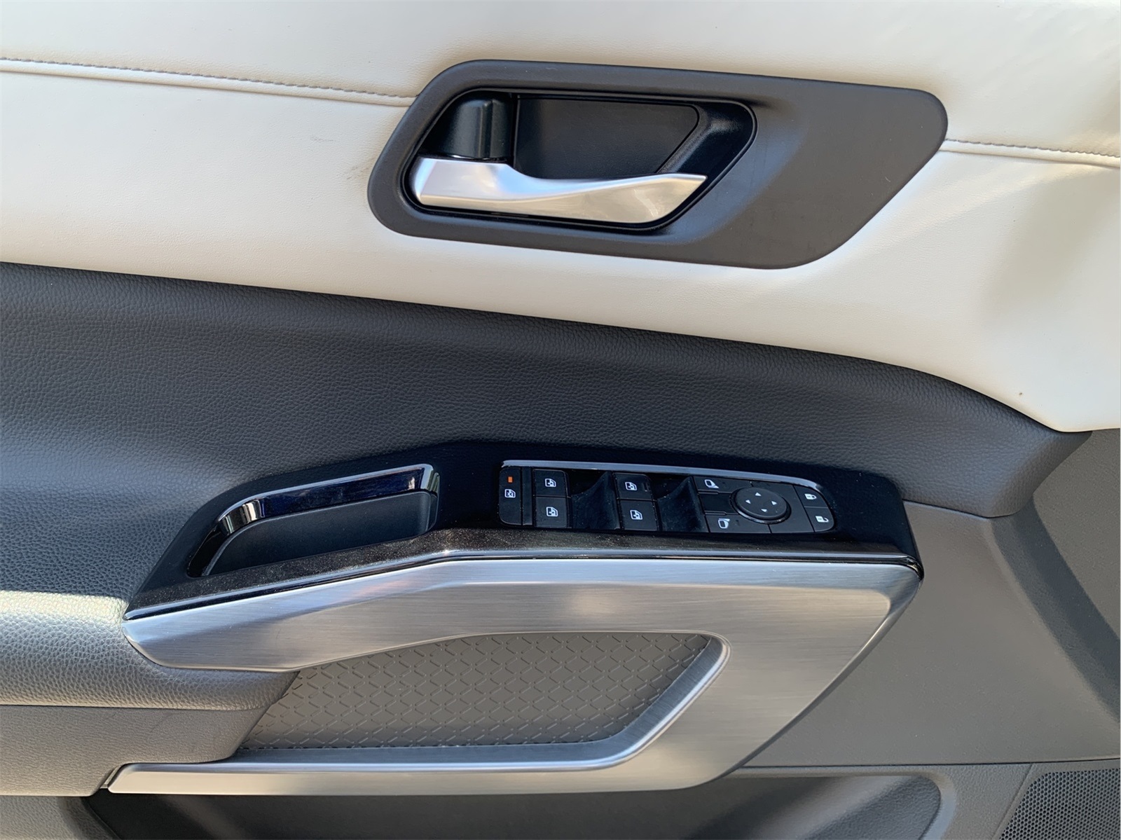 2024 Nissan Pathfinder SL photo 6