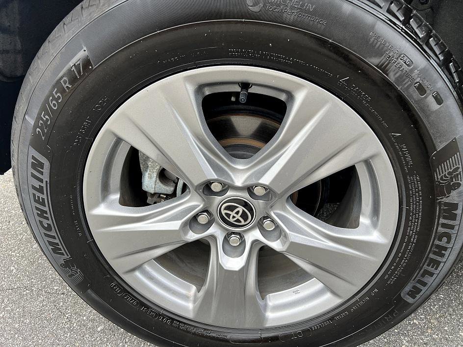 2023 Toyota RAV4 XLE photo 11