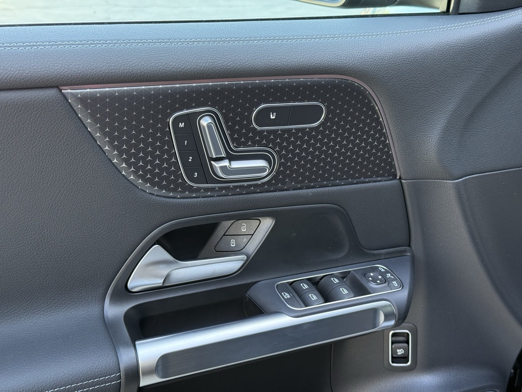 2025 Mercedes Benz EQB photo 8