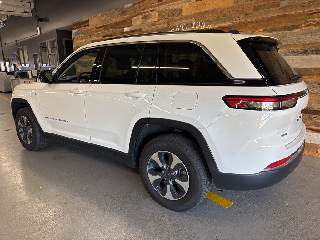 2023 Jeep Cherokee 4xe photo 3