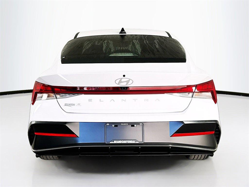 2025 Hyundai Elantra SEL Convenience photo 4