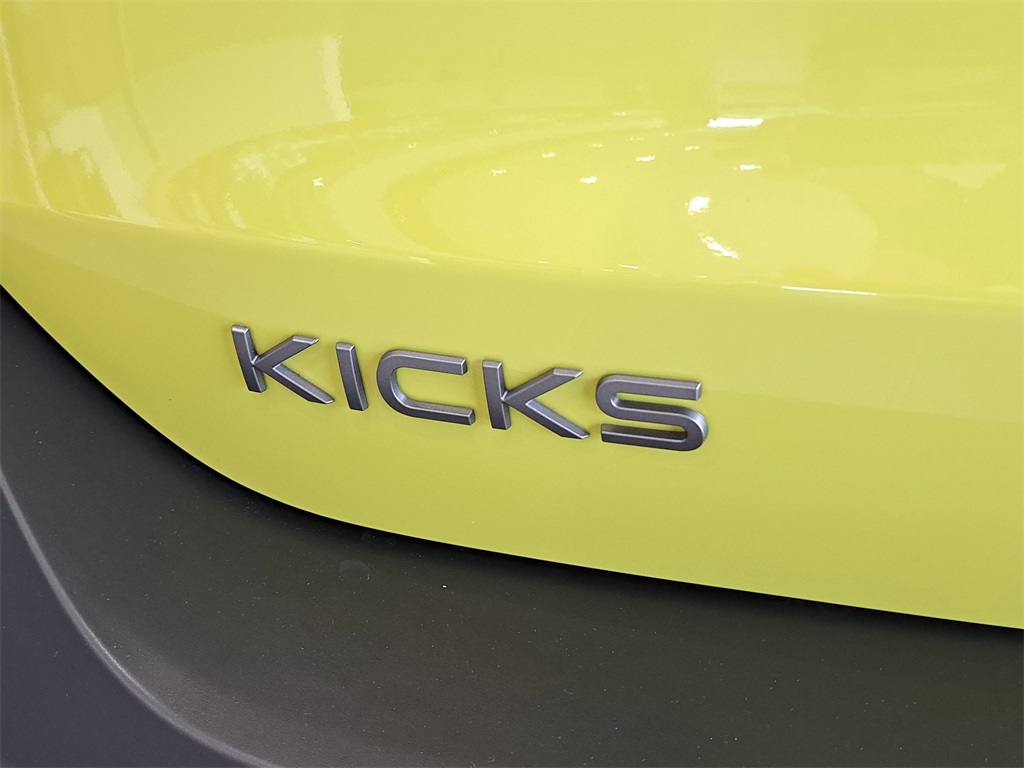 2026 Nissan Kicks SR photo 9