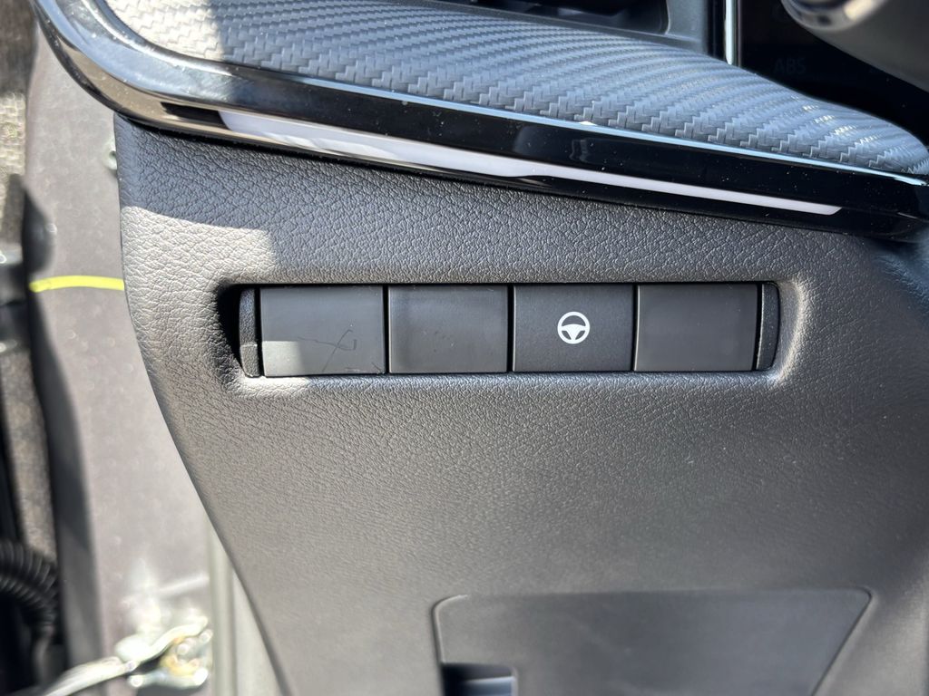 2025 Nissan Kicks SR photo 15