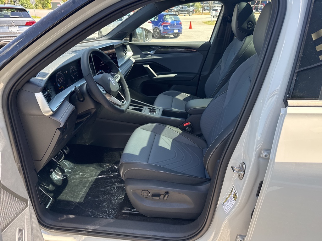 2025 Volkswagen Tiguan SE R-Line Black photo 10