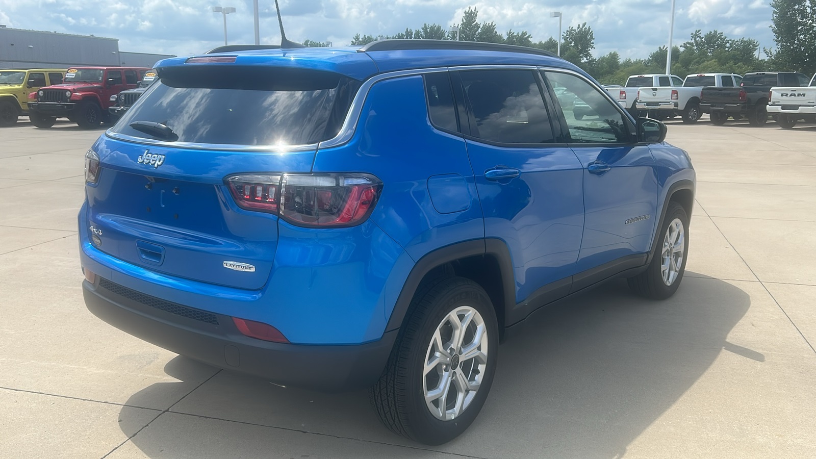 2025 Jeep Compass Latitude photo 3
