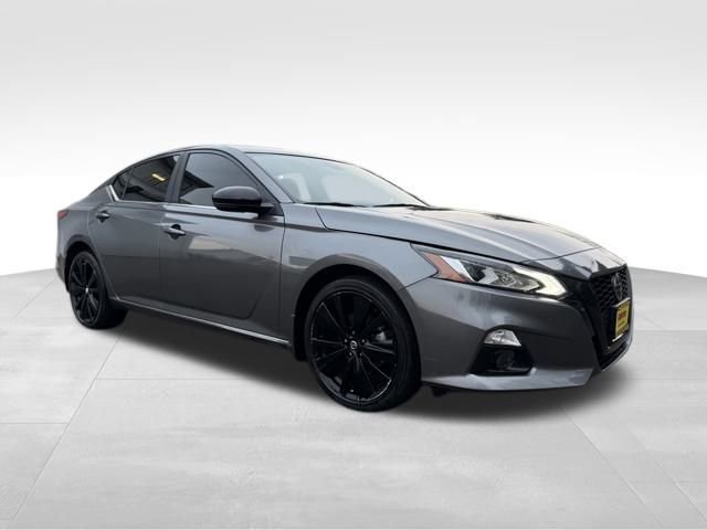 2022 Nissan Altima SR's photo