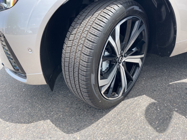 2025 Volvo XC60 B5 photo 26