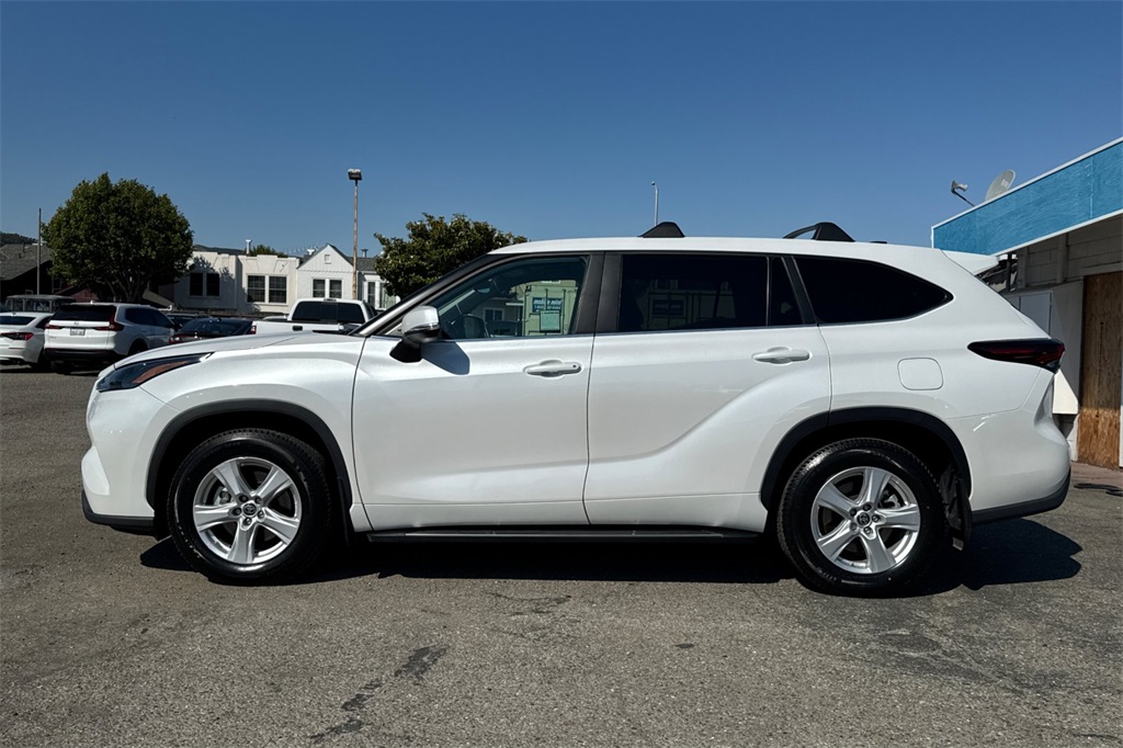 2024 Toyota Highlander LE photo 7