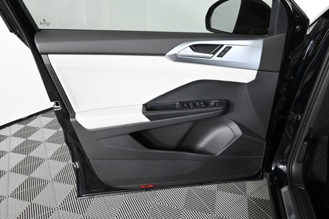 2025 Volkswagen Taos SE photo 16