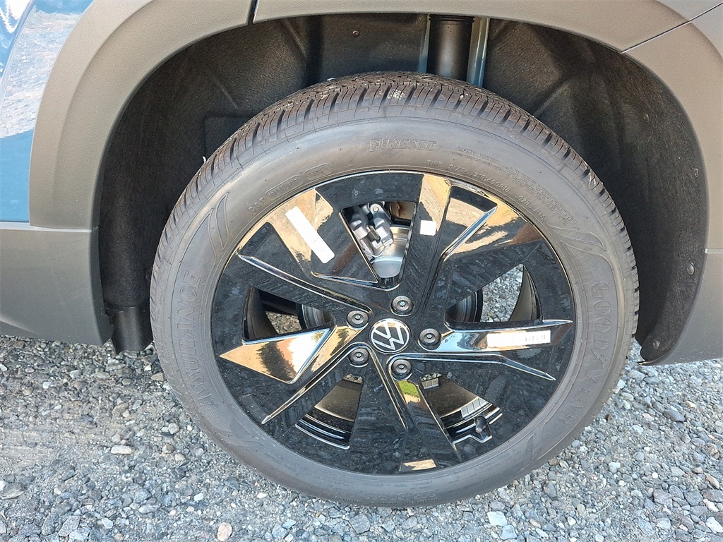 2025 Volkswagen Taos SE photo 4