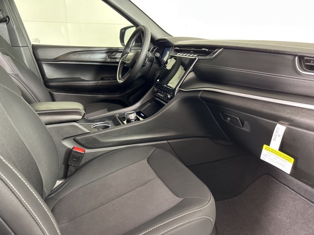 2025 Jeep Grand Cherokee Laredo Altitude photo 12