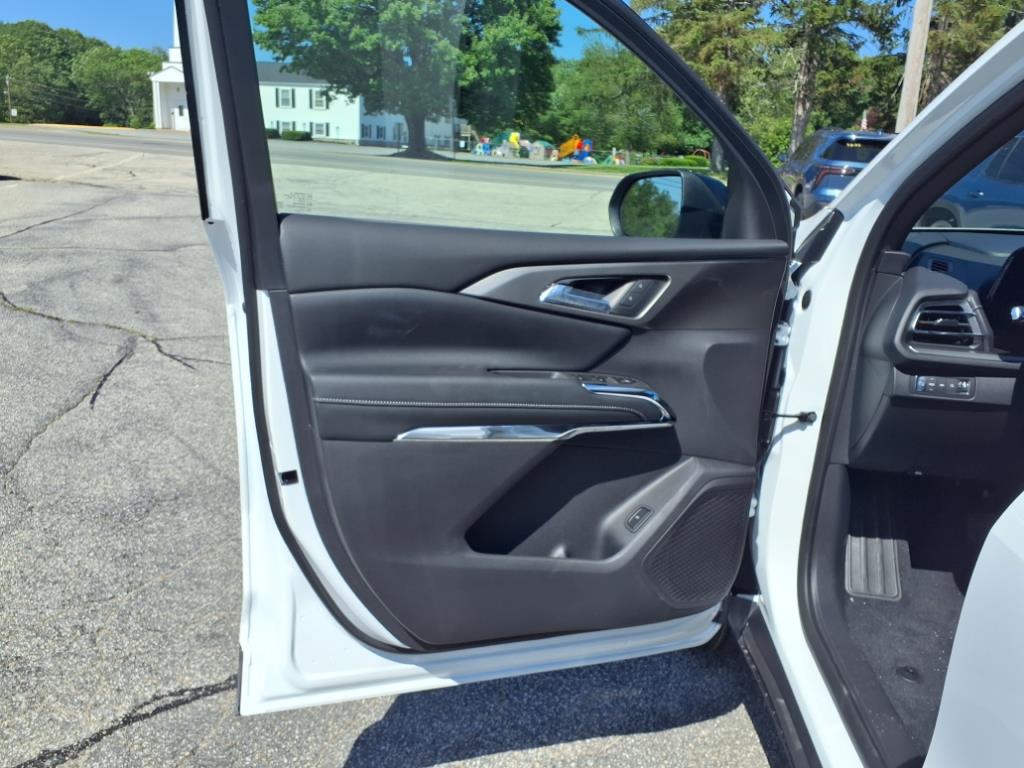 2025 Chevrolet Traverse photo 9