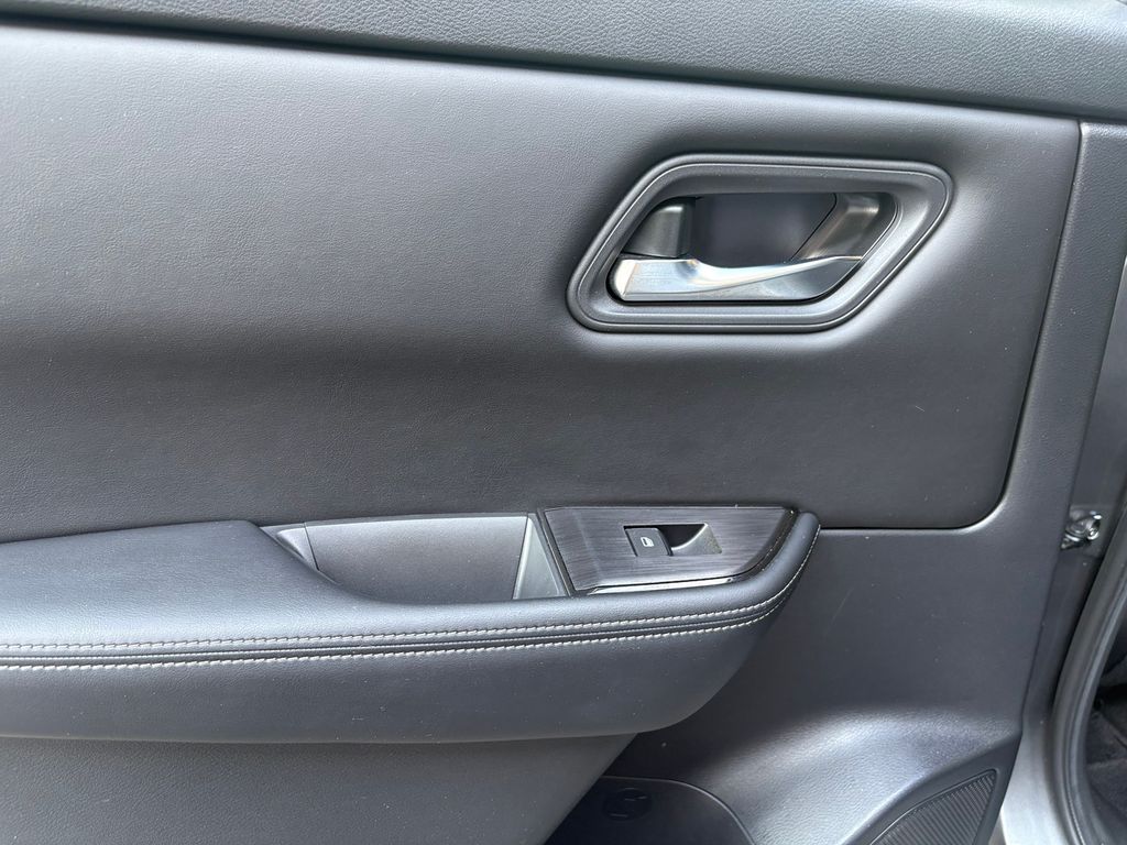 2024 Nissan Rogue SV photo 25