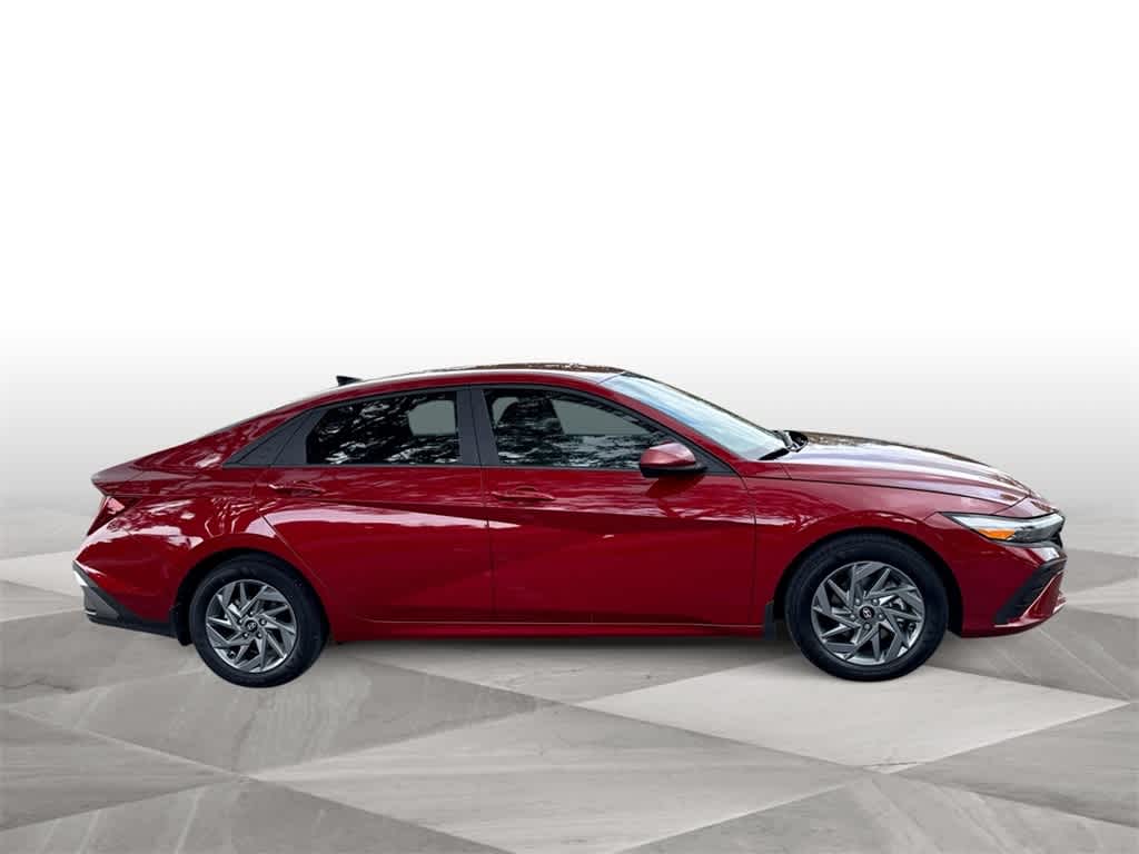 2024 Hyundai Elantra SEL photo 8