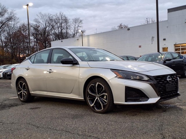 2023 Nissan Altima SR's photo