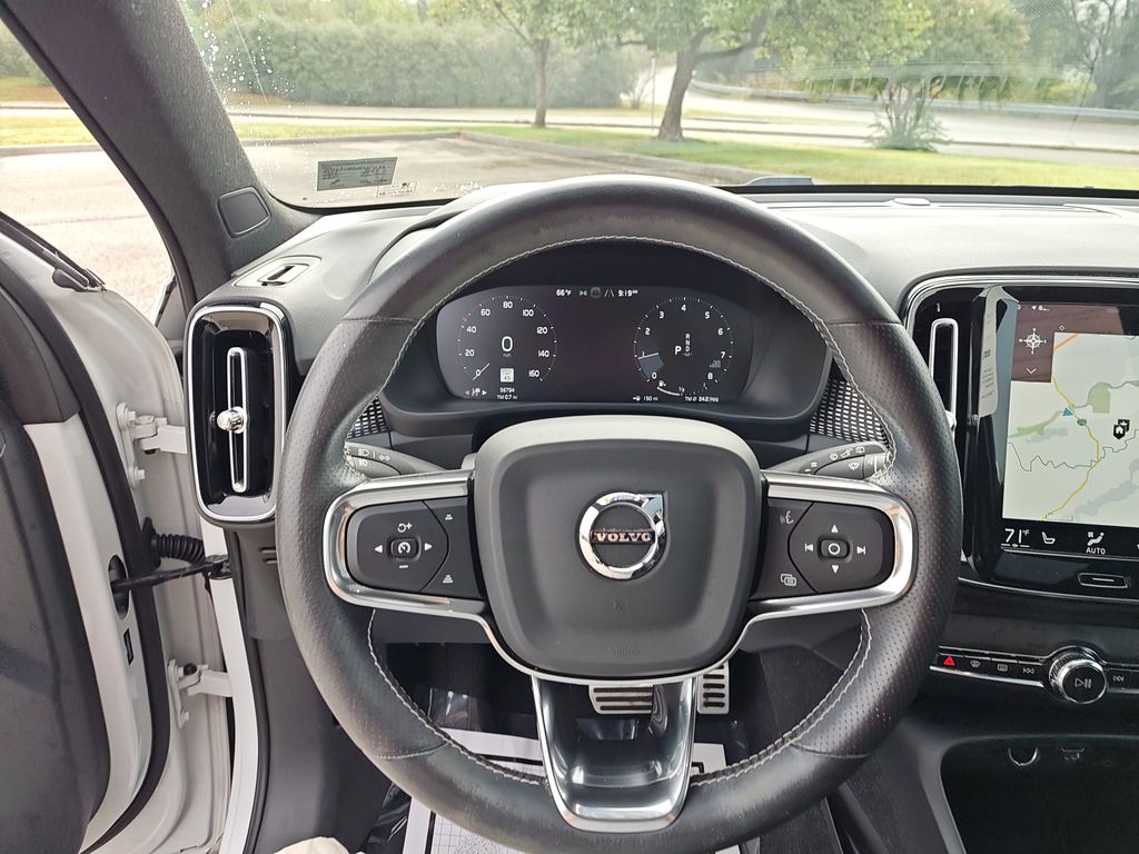2021 Volvo XC40 T5 R-Design photo 12
