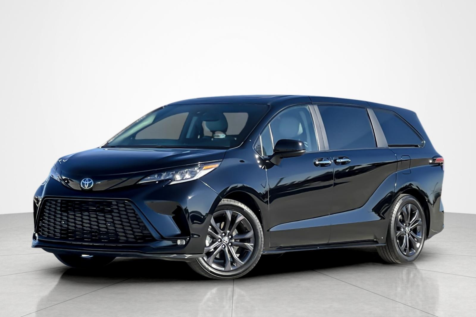 2025 Toyota Sienna XSE's photo