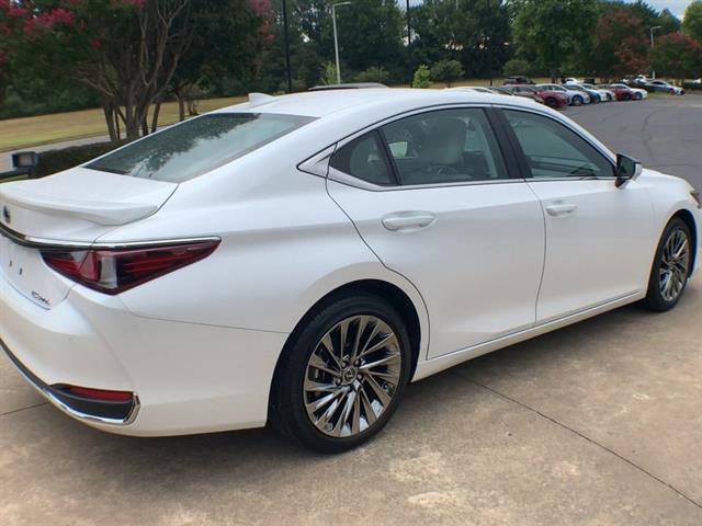 2025 Lexus ES 300h Ultra Luxury photo 8