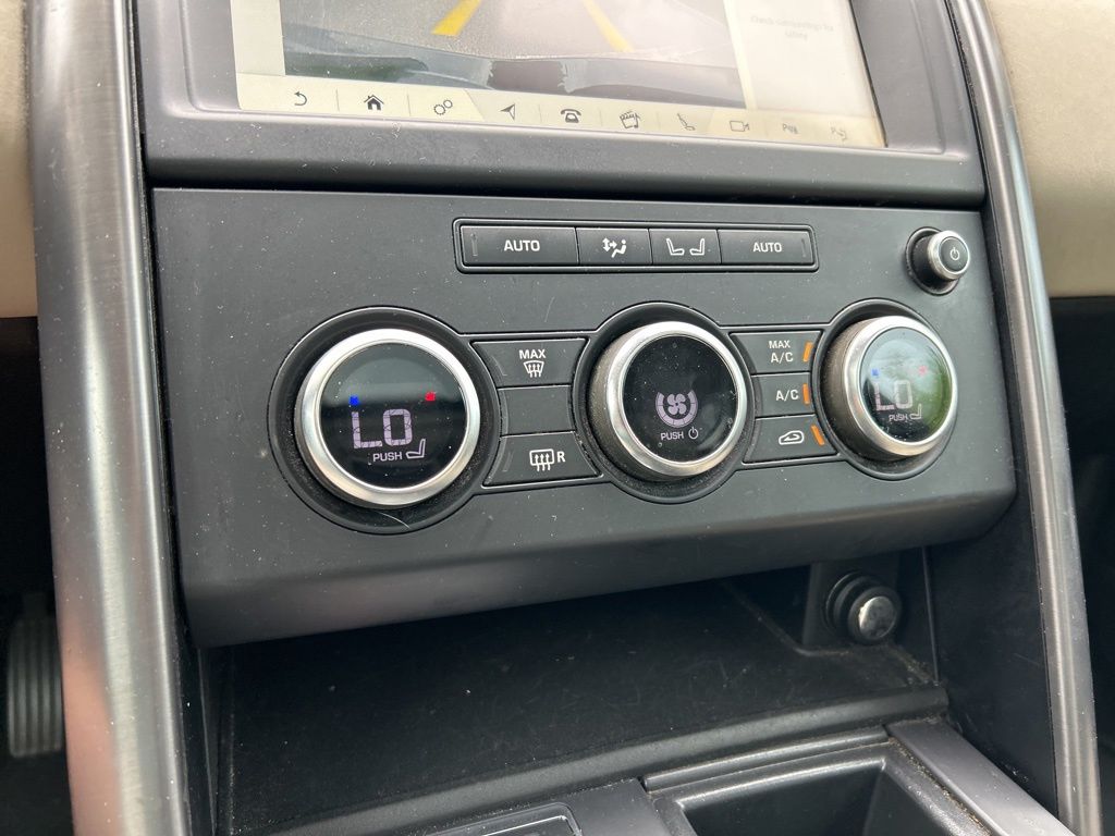 2020 Land Rover Discovery Landmark photo 28
