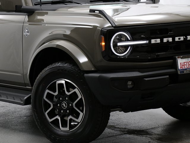 2025 Ford Bronco Outer Banks photo 3