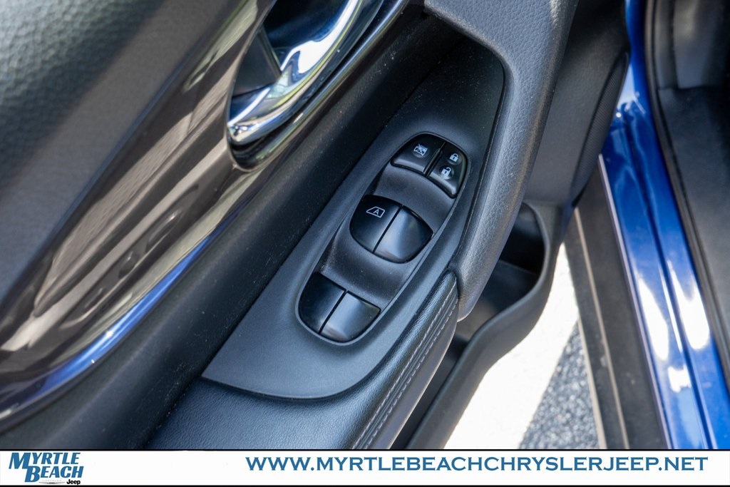2019 Nissan Rogue SV photo 16