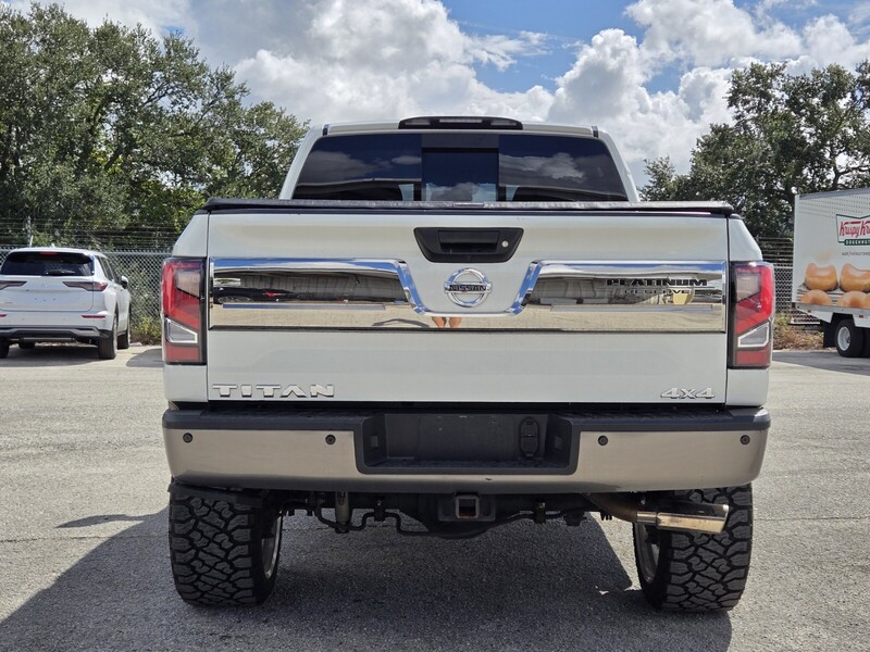 2017 Nissan Titan Platinum Reserve photo 4