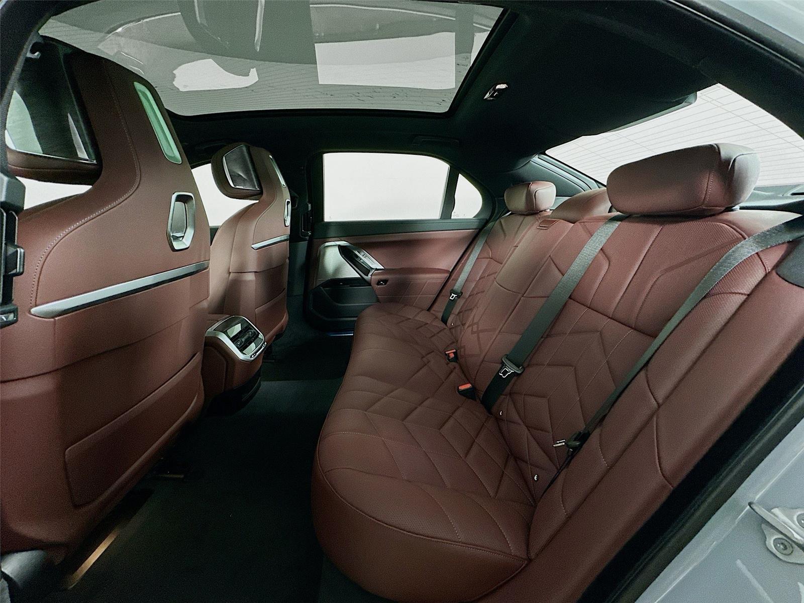 2026 Bmw 750e photo 24