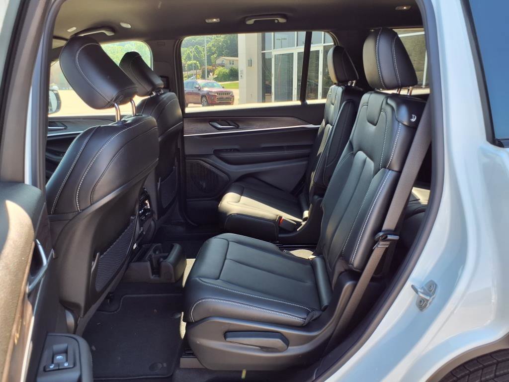 2025 Jeep Grand Cherokee Limited photo 12