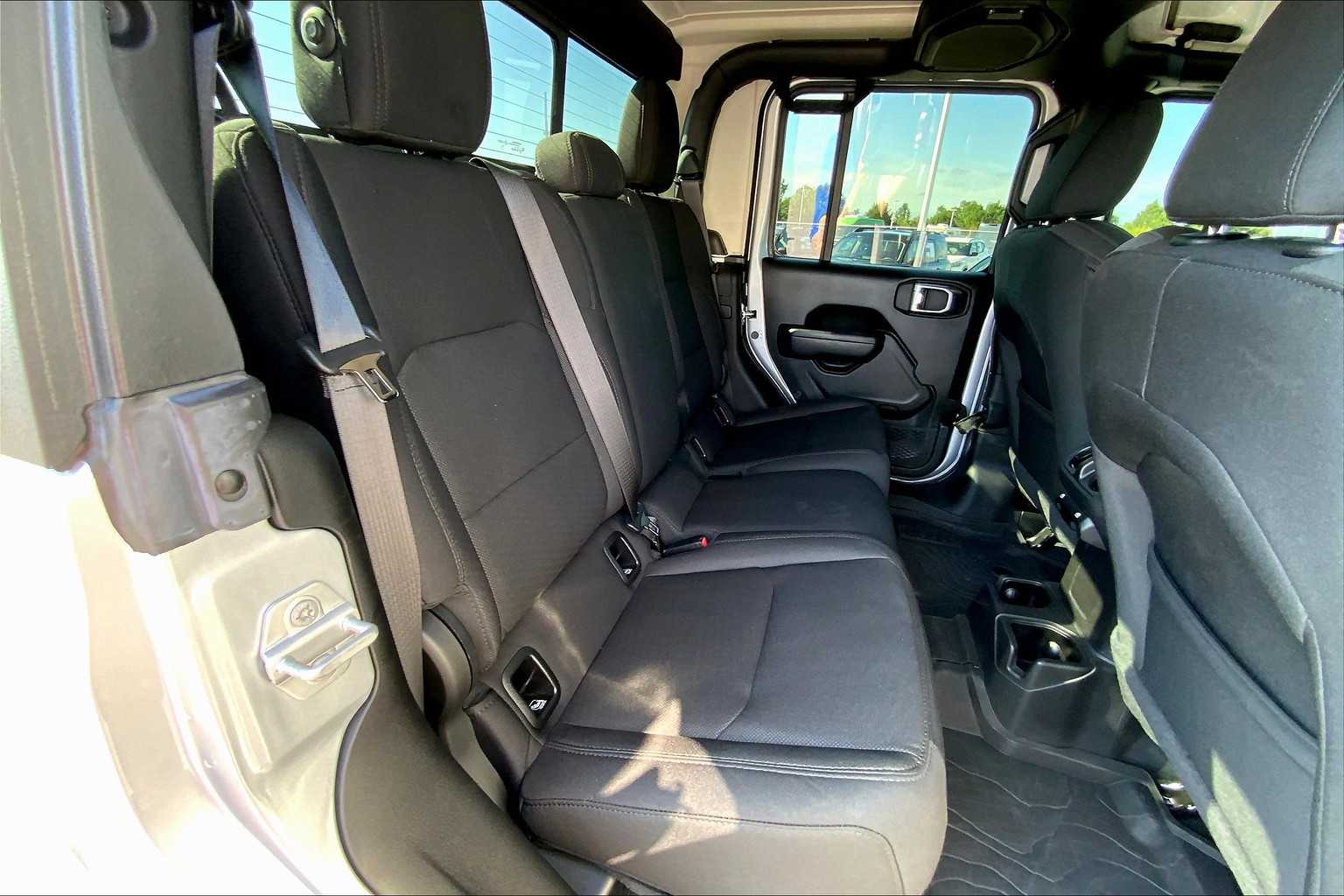 2022 Jeep Gladiator Willys Sport photo 18