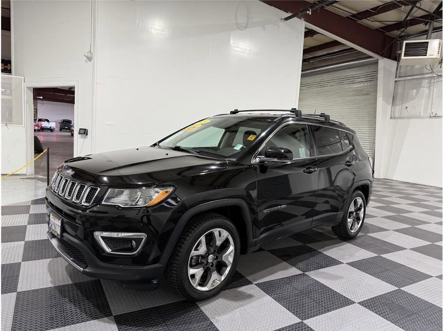 Used 2019 Diamond Black Crystal Pearlcoat Jeep Limited image 9