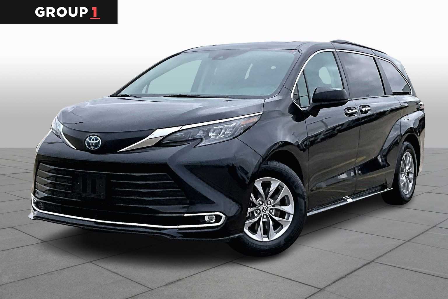 2024 Toyota Sienna XLE's photo