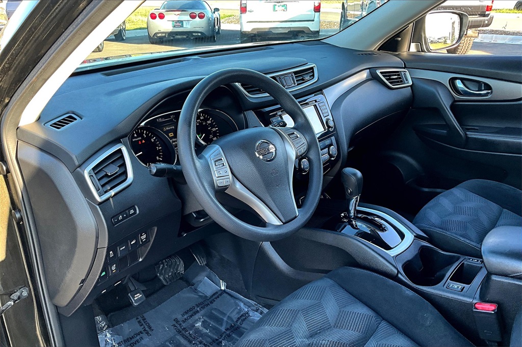 2016 Nissan Rogue SV photo 14