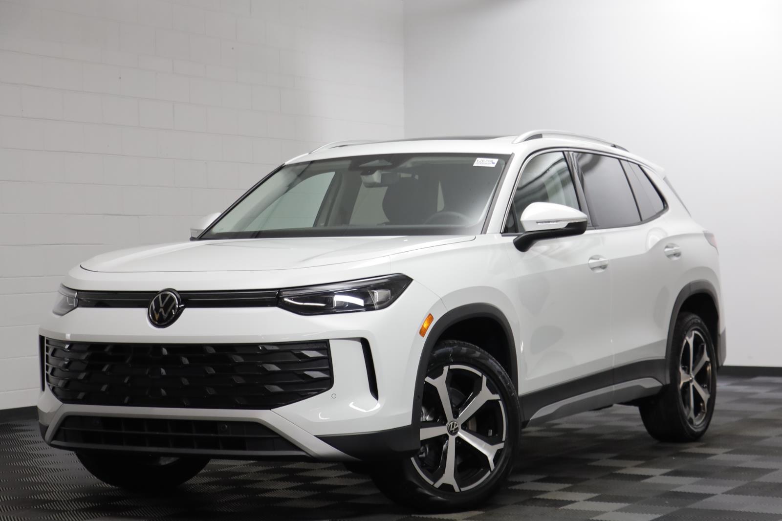 2026 Volkswagen Tiguan SE's photo