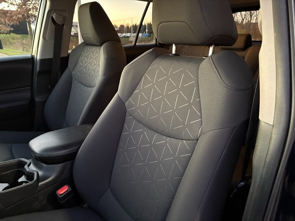 2021 Toyota RAV4 XLE photo 21
