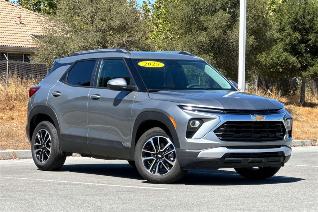 2025 Chevrolet Trailblazer LT photo 2