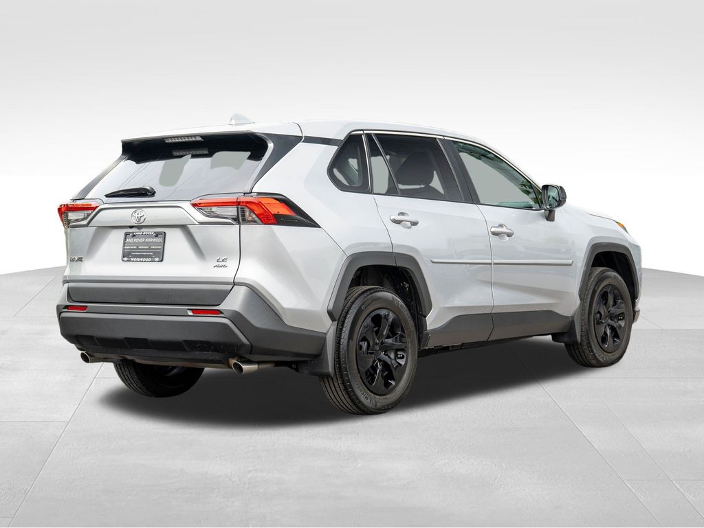 2022 Toyota RAV4 LE photo 4