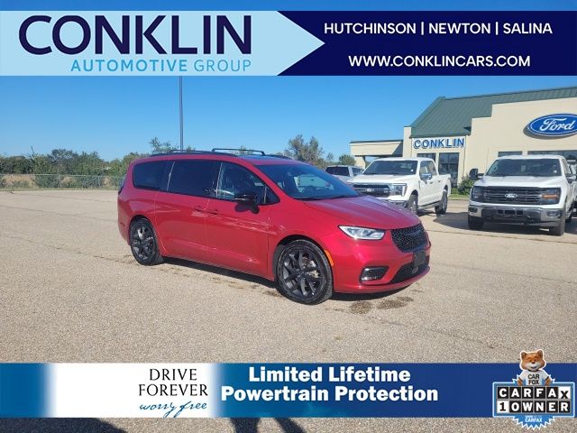 2025 Chrysler Pacifica Limited's photo