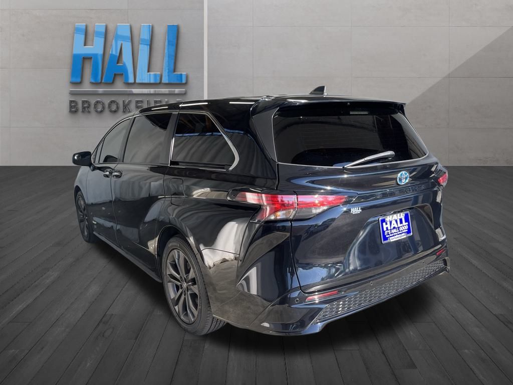 2021 Toyota Sienna XSE photo 3