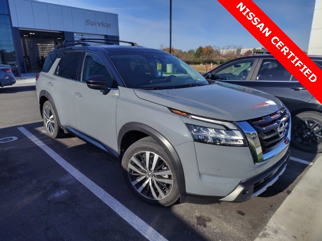 2023 Nissan Pathfinder Platinum's photo