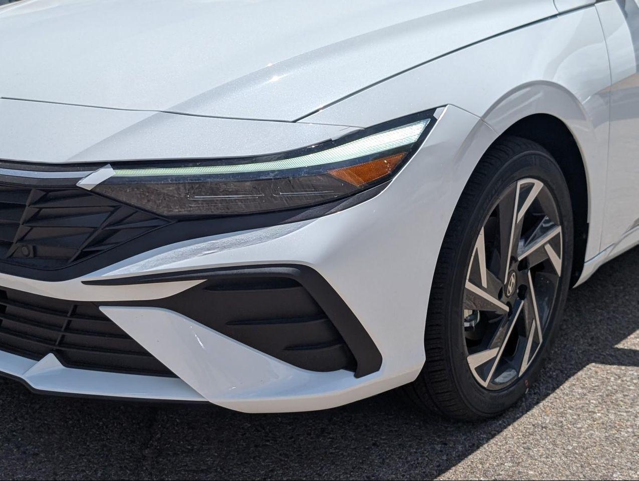 2025 Hyundai Elantra SEL Sport photo 2