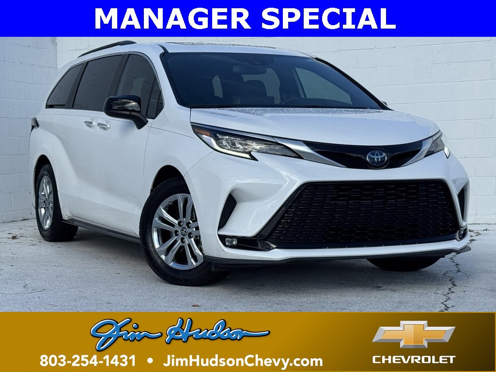 2023 Toyota Sienna XSE's photo