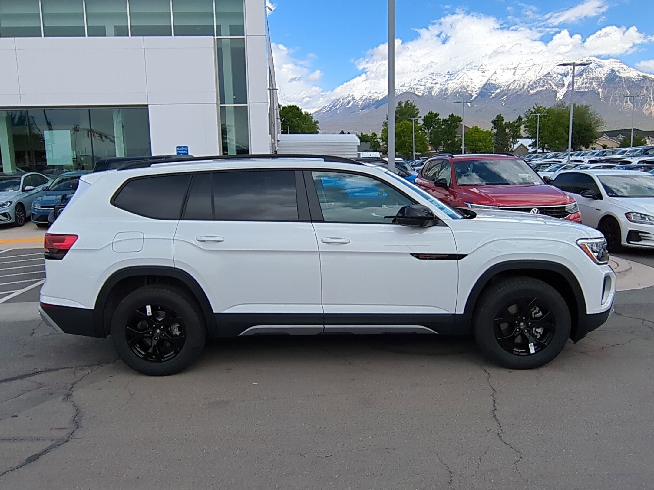 2025 Volkswagen Atlas Peak Edition SE photo 2
