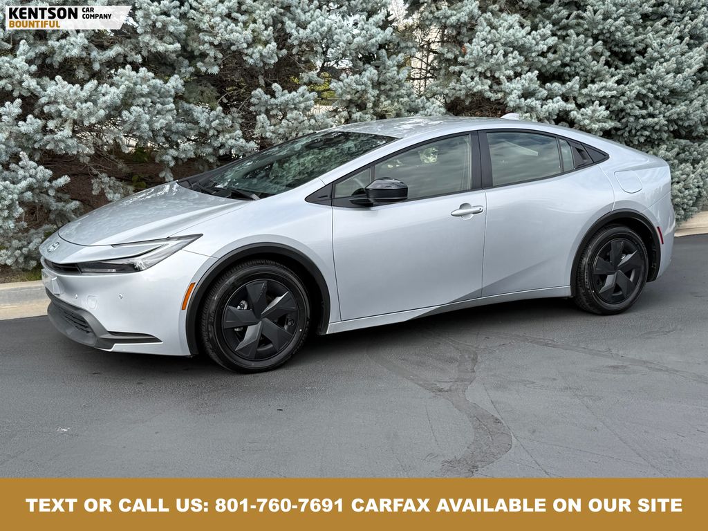 2025 Toyota Prius LE's photo