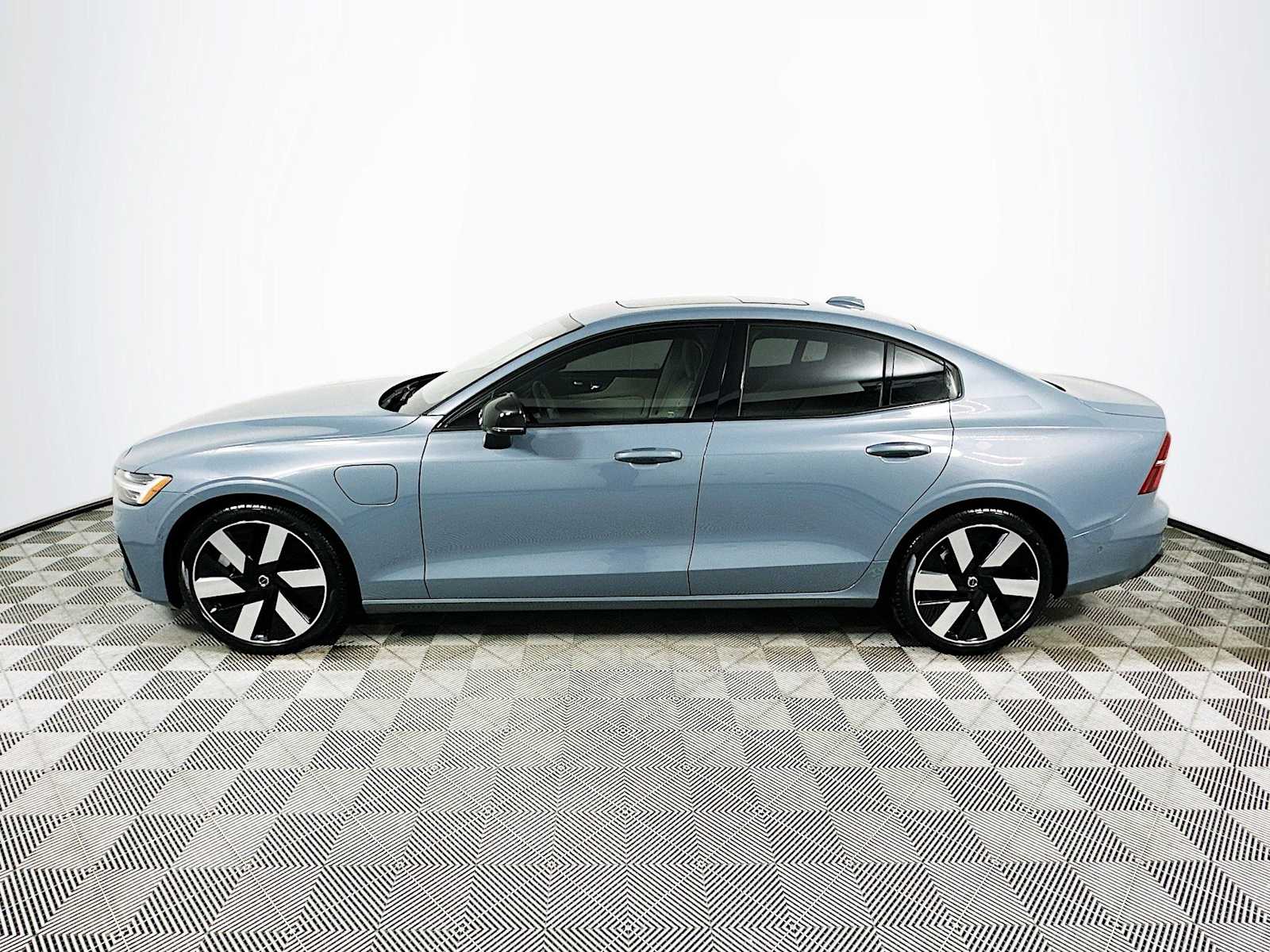 2023 Volvo S60 Recharge T8 AWD Plus photo 4